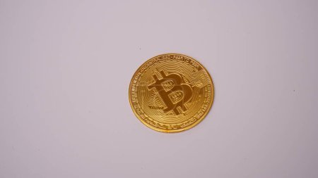 Téléchargez les photos : Bitcoin pièce sur un fond blanc - en image libre de droit