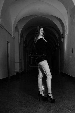 Foto de Hermosa joven en la sala del edificio posando ante la cámara - Imagen libre de derechos