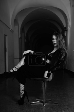 Téléchargez les photos : Belle jeune femme dans le hall de l'immeuble posant à la caméra - en image libre de droit