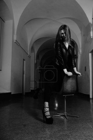Téléchargez les photos : Belle jeune femme dans le hall de l'immeuble posant à la caméra - en image libre de droit