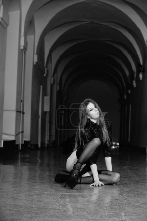Foto de Hermosa joven en la sala del edificio posando ante la cámara - Imagen libre de derechos