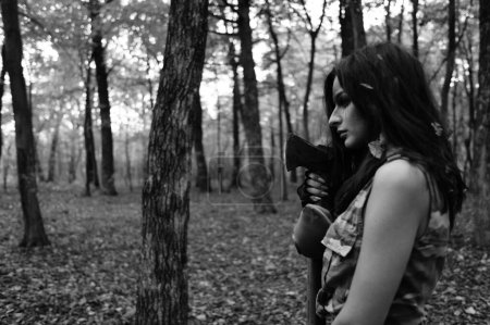 Téléchargez les photos : Photo noir-blanc d'une guerrière dans la forêt - en image libre de droit