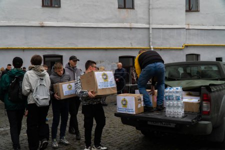 Téléchargez les photos : Vue de personnes lors d'une réunion de charité à Lutsk - en image libre de droit