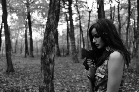 Téléchargez les photos : Photo noir-blanc d'une guerrière dans la forêt - en image libre de droit