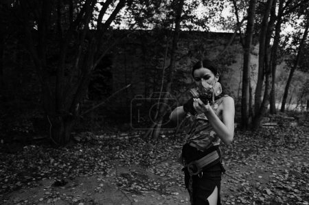 Foto de Foto en blanco y negro de una chica guerrera en el bosque - Imagen libre de derechos