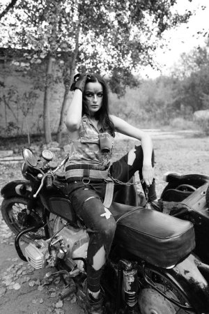 Foto de Foto en blanco y negro de una chica en una motocicleta en el bosque - Imagen libre de derechos