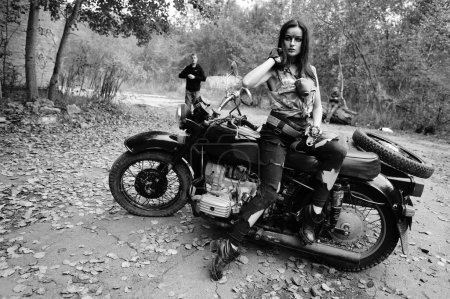 Foto de Foto en blanco y negro de una chica en una motocicleta en el bosque - Imagen libre de derechos