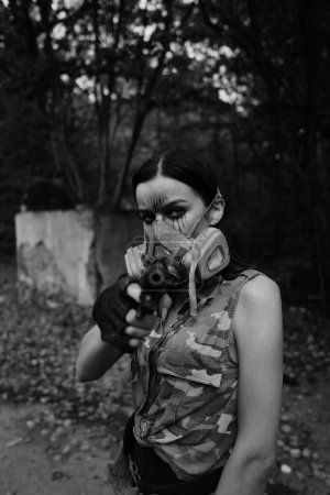 Foto de Foto en blanco y negro de una chica guerrera en el bosque - Imagen libre de derechos