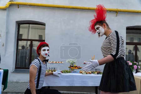 Foto de Lutsk, Ucrania, 27 de mayo de 2023: Pantomima Show on Open Door Day in Volyn Professional College of the National University of Food Technologies - Imagen libre de derechos