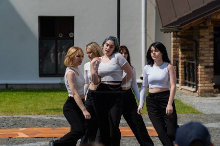 Téléchargez les photos : Lutsk, Ukraine, 27 mai 2023 : Filles dansant sur la place lors de la journée portes ouvertes à Volyn Professional College de l'Université nationale des technologies alimentaires - en image libre de droit