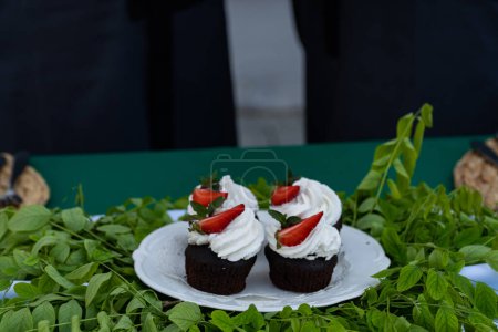 Foto de Lutsk, Ucrania, 27 de mayo de 2023: Presentación de diferentes alimentos en el día de puertas abiertas en Volyn Professional College de la Universidad Nacional de Tecnologías Alimentarias - Imagen libre de derechos