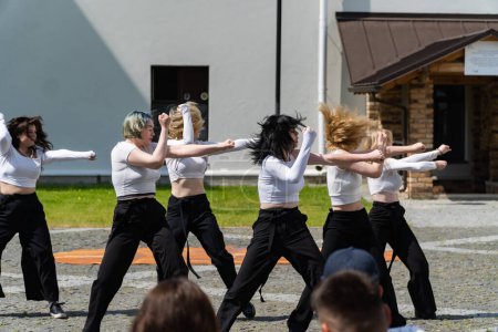 Foto de Lutsk, Ucrania, 27 de mayo de 2023: Las niñas bailan en la plaza el día de puertas abiertas en Volyn Professional College de la Universidad Nacional de Tecnologías de la Alimentación - Imagen libre de derechos