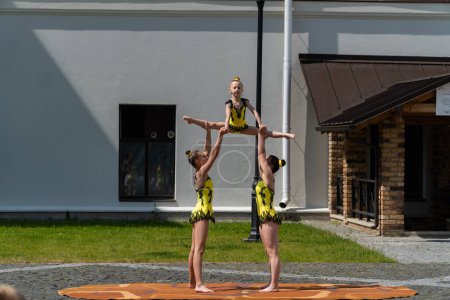 Téléchargez les photos : Lutsk, Ukraine, 27 mai 2023 : Filles dansant sur la place lors de la journée portes ouvertes à Volyn Professional College de l'Université nationale des technologies alimentaires - en image libre de droit