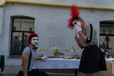 Foto de Lutsk, Ucrania, 27 de mayo de 2023: Pantomima Show on Open Door Day in Volyn Professional College of the National University of Food Technologies - Imagen libre de derechos