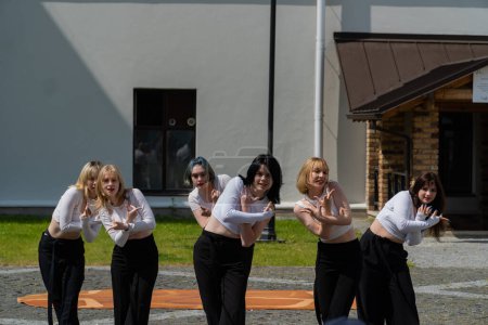 Foto de Lutsk, Ucrania, 27 de mayo de 2023: Las niñas bailan en la plaza el día de puertas abiertas en Volyn Professional College de la Universidad Nacional de Tecnologías de la Alimentación - Imagen libre de derechos