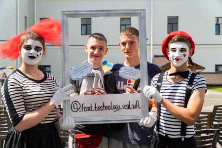 Téléchargez les photos : Lutsk, Ukraine, 27 Mai, 2023 : Pantomime Show on Open Door Day in Volyn Professional College of the National University of Food Technologies - en image libre de droit