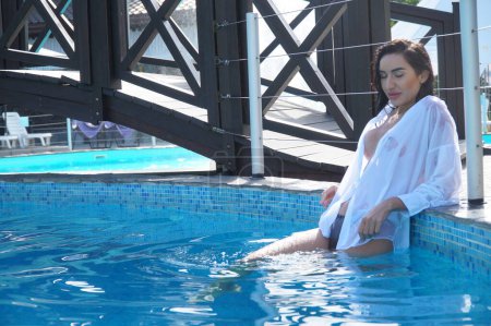 Foto de Sexy chica en lencería y una camisa blanca en una piscina - Imagen libre de derechos