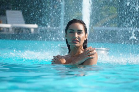 Téléchargez les photos : Fille sexy dans une robe transparente dans une piscine - en image libre de droit