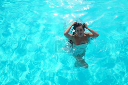 Foto de Chica sexy en un vestido transparente en una piscina - Imagen libre de derechos