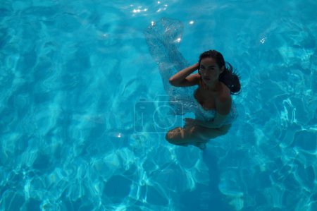 Foto de Chica sexy en un vestido transparente en una piscina - Imagen libre de derechos