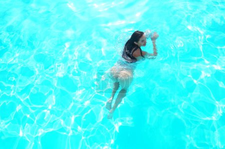 Foto de Sexy chica en una camisa blanca en una piscina - Imagen libre de derechos