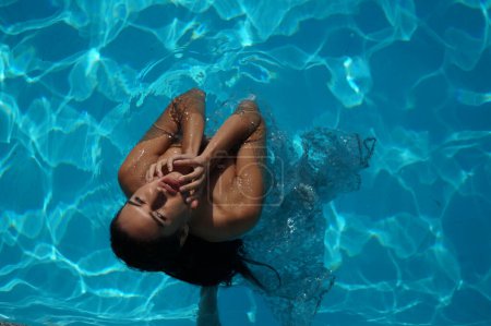 Téléchargez les photos : Fille sexy dans une robe transparente dans une piscine - en image libre de droit
