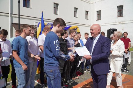 Téléchargez les photos : Lutsk, Ukraine, 27 mai 2023 : Mention élogieuse aux étudiants du Volyn Professional College de l'Université nationale des technologies alimentaires - en image libre de droit