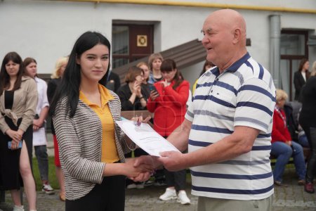 Téléchargez les photos : Lutsk, Ukraine, 27 mai 2023 : Mention élogieuse aux étudiants du Volyn Professional College de l'Université nationale des technologies alimentaires - en image libre de droit