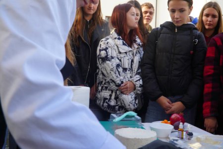 Téléchargez les photos : Lutsk, Ukraine, 27 mai 2023 : Étudiants au Volyn Professional College de l'Université nationale des technologies alimentaires - en image libre de droit