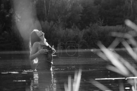 Téléchargez les photos : Photo noir et blanc d'une fille sur un lac dans le parc. - en image libre de droit