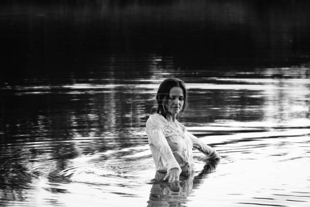Foto de Foto en blanco y negro de una chica en un lago en el parque - Imagen libre de derechos