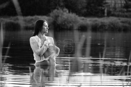 Téléchargez les photos : Photo noir et blanc d'une fille sur un lac dans le parc - en image libre de droit