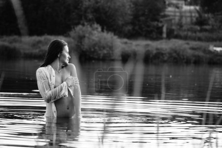Foto de Foto en blanco y negro de una chica en un lago en el parque. - Imagen libre de derechos