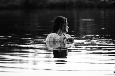 Téléchargez les photos : Photo noir et blanc d'une fille sur un lac dans le parc. - en image libre de droit