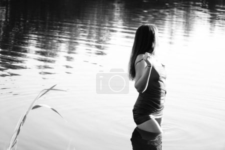 Foto de Foto en blanco y negro de una chica en un lago en el parque. - Imagen libre de derechos