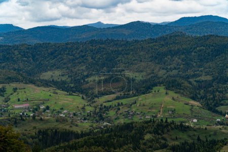 Téléchargez les photos : Magnifique vue panoramique sur la forêt de conifères sur les puissantes montagnes des Carpates et beau fond bleu ciel. Beauté de la nature vierge ukrainienne sauvage. Tranquillité - en image libre de droit