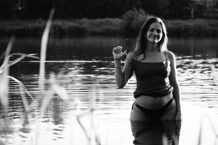 Téléchargez les photos : Photo noir et blanc d'une fille sur un lac dans le parc - en image libre de droit
