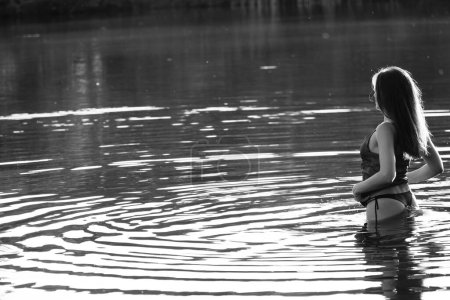 Foto de Foto en blanco y negro de una chica en un lago en el parque - Imagen libre de derechos