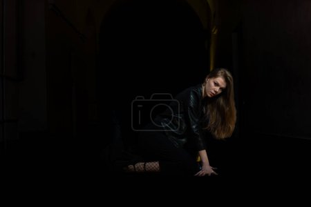 Téléchargez les photos : Portrait d'une belle jeune fille sensuelle posant dans un intérieur sombre. Photo de mode. - en image libre de droit