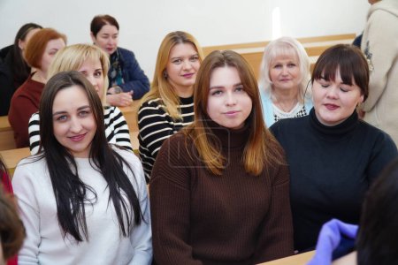 Foto de Lutsk, Ucrania: estudiantes sentados en la ceremonia de entrega de premios el 8 de marzo en Volyn Professional College de la Universidad Nacional de Tecnologías de la Alimentación - Imagen libre de derechos