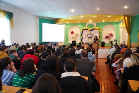 Téléchargez les photos : Lutsk, Ukraine : un enseignant s'adresse à des étudiants lors d'une cérémonie de remise de prix le 8 mars au Volyn Professional College de l'Université nationale des technologies alimentaires - en image libre de droit