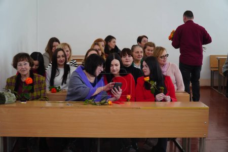 Foto de Lutsk, Ucrania: ceremonia de entrega de premios el 8 de marzo en el Volyn Professional College de la Universidad Nacional de Tecnologías Alimentarias - Imagen libre de derechos