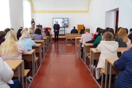 Foto de Lutsk, Ucrania: profesor hablando con los estudiantes en la ceremonia de entrega de premios el 8 de marzo en Volyn Professional College de la Universidad Nacional de Tecnologías de la Alimentación - Imagen libre de derechos