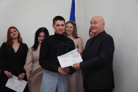Téléchargez les photos : Lutsk, Ukraine : remise des prix aux étudiants le 8 mars au Volyn Professional College de l'Université nationale des technologies alimentaires - en image libre de droit