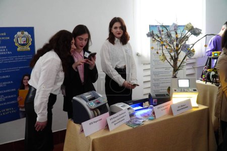 Téléchargez les photos : Lutsk, Ukraine : des femmes près d'un arbre à argent lors d'une cérémonie de remise de prix le 8 mars au Volyn Professional College de l'Université nationale des technologies alimentaires - en image libre de droit