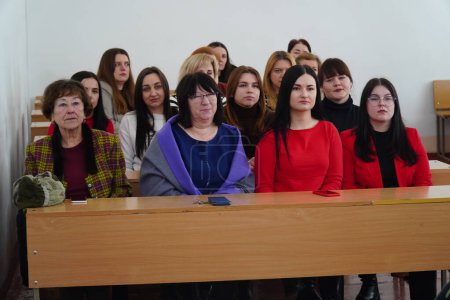 Foto de Lutsk, Ucrania: padres de estudiantes en ceremonia de entrega de premios el 8 de marzo en Volyn Professional College de la Universidad Nacional de Tecnologías de la Alimentación - Imagen libre de derechos