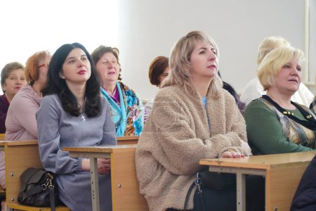 Téléchargez les photos : Lutsk, Ukraine : les parents des étudiants en cérémonie de remise des prix le 8 Mars à Volyn Professional College de l'Université nationale des technologies alimentaires - en image libre de droit