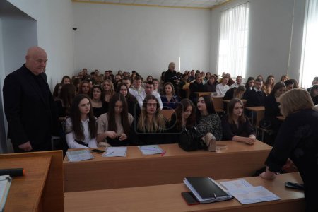 Foto de Lutsk, Ucrania: personas en ceremonia de entrega de premios el 8 de marzo en Volyn Professional College de la Universidad Nacional de Tecnologías de la Alimentación - Imagen libre de derechos