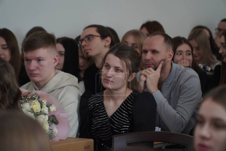 Foto de Lutsk, Ucrania: personas en ceremonia de entrega de premios el 8 de marzo en Volyn Professional College de la Universidad Nacional de Tecnologías de la Alimentación - Imagen libre de derechos