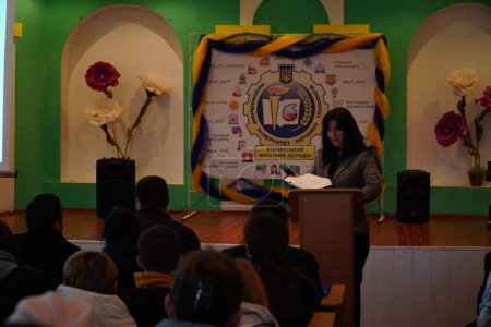 Téléchargez les photos : Lutsk, Ukraine : un enseignant s'adresse à des étudiants lors d'une cérémonie de remise de prix le 8 mars au Volyn Professional College de l'Université nationale des technologies alimentaires - en image libre de droit